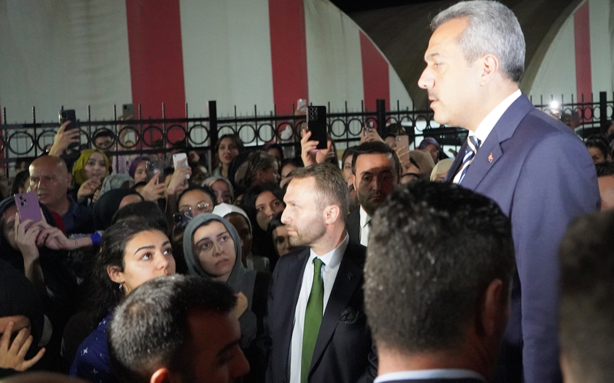 Rize'de KYK Yurdu'nda asansör protestosu