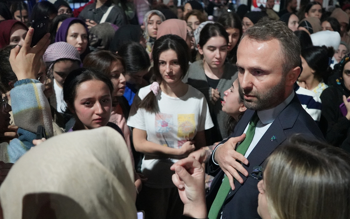 Rize'de KYK Yurdu'nda asansör protestosu