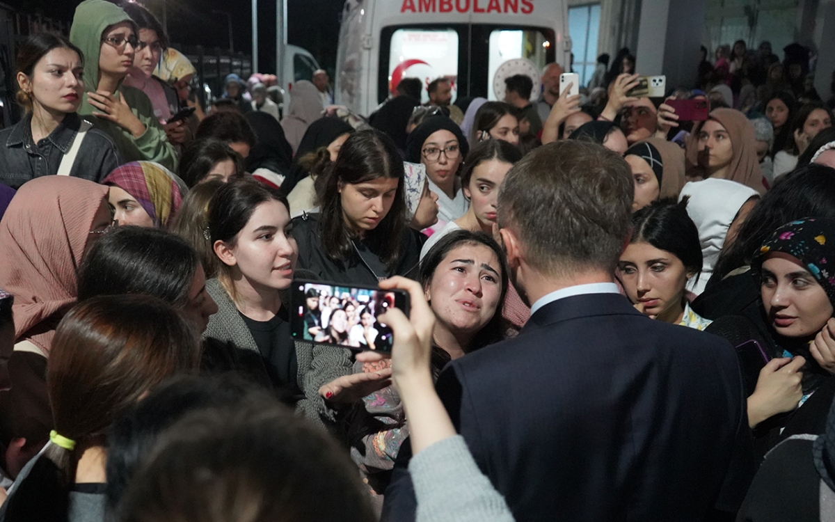 Rize'de KYK Yurdu'nda asansör protestosu