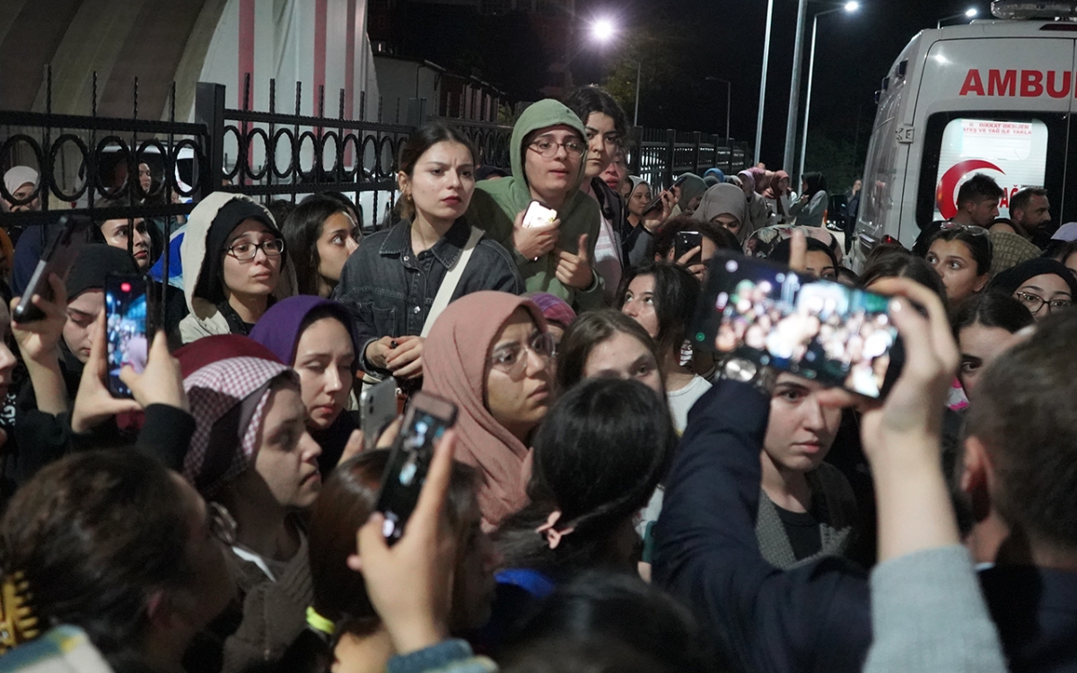Rize'de KYK Yurdu'nda asansör protestosu