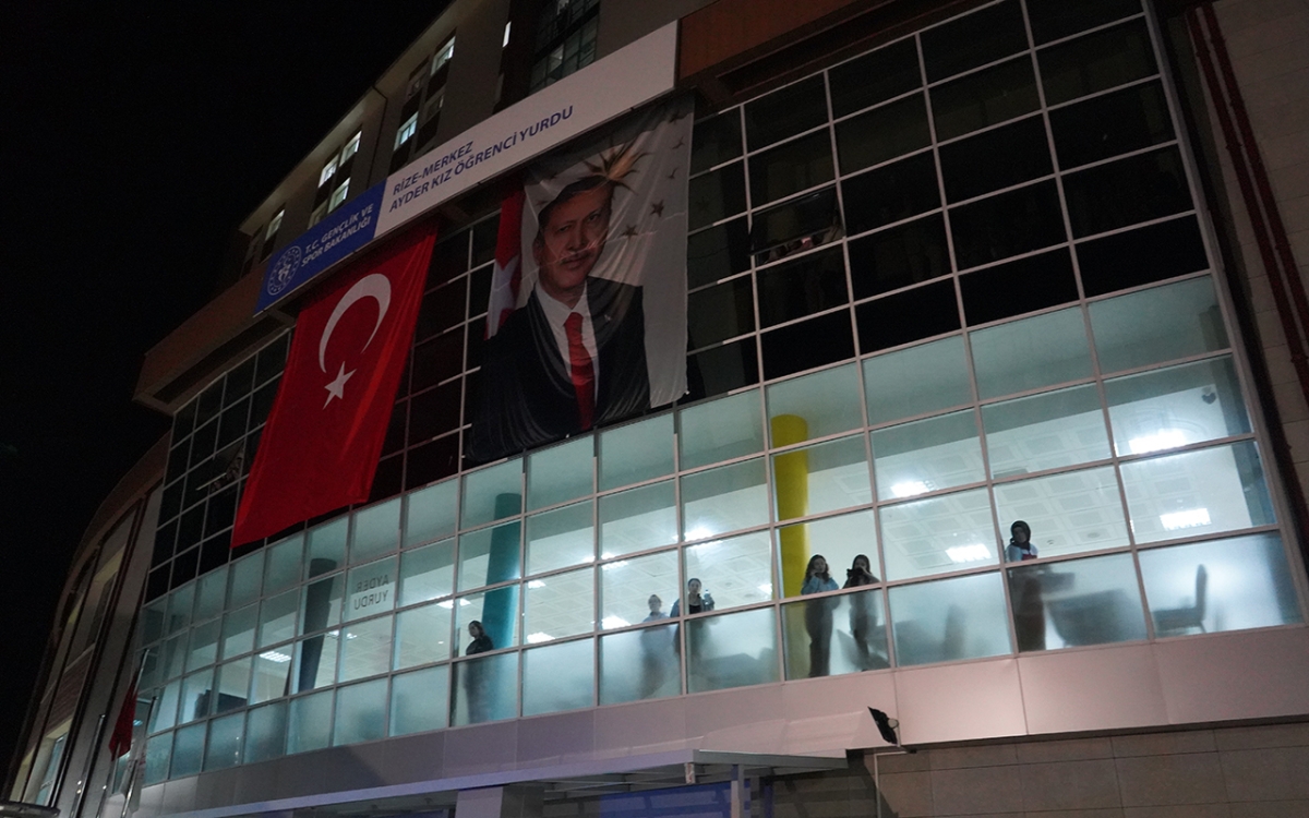 Rize'de KYK Yurdu'nda asansör protestosu