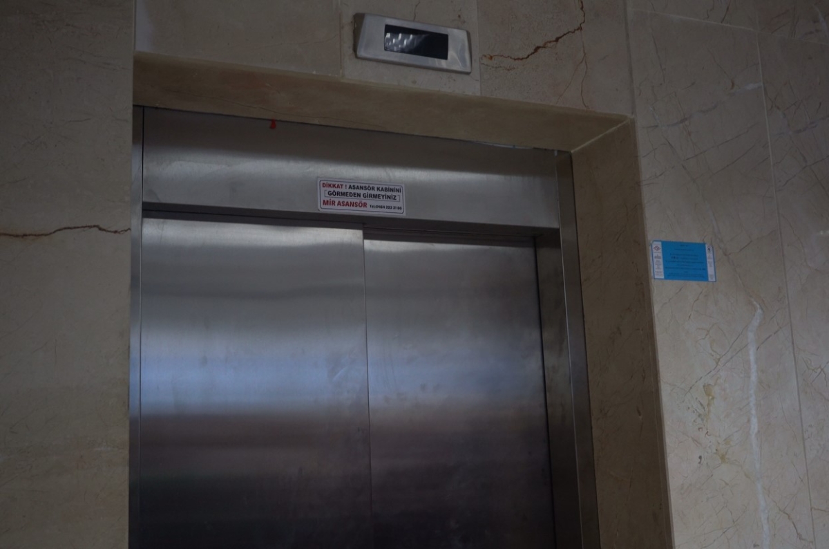 Rize'de KYK Yurdu'nda asansör protestosu