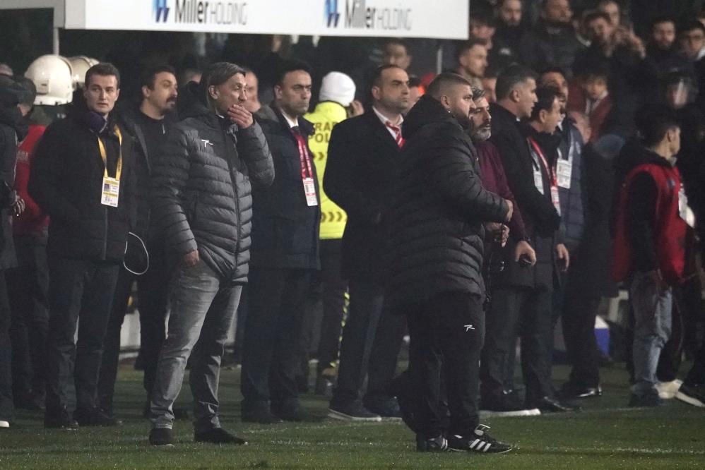 İstanbulspor Başkanı Ecmel Faik Sarıalioğlu, takımı sahadan çekti
