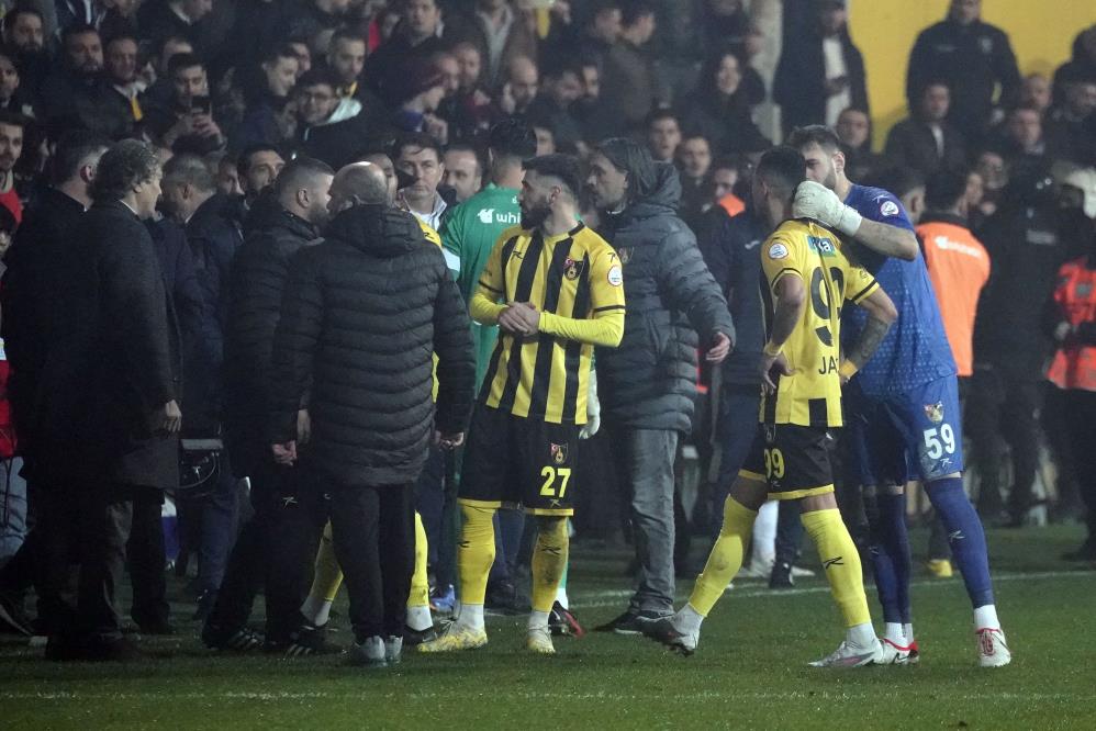 İstanbulspor Başkanı Ecmel Faik Sarıalioğlu, takımı sahadan çekti