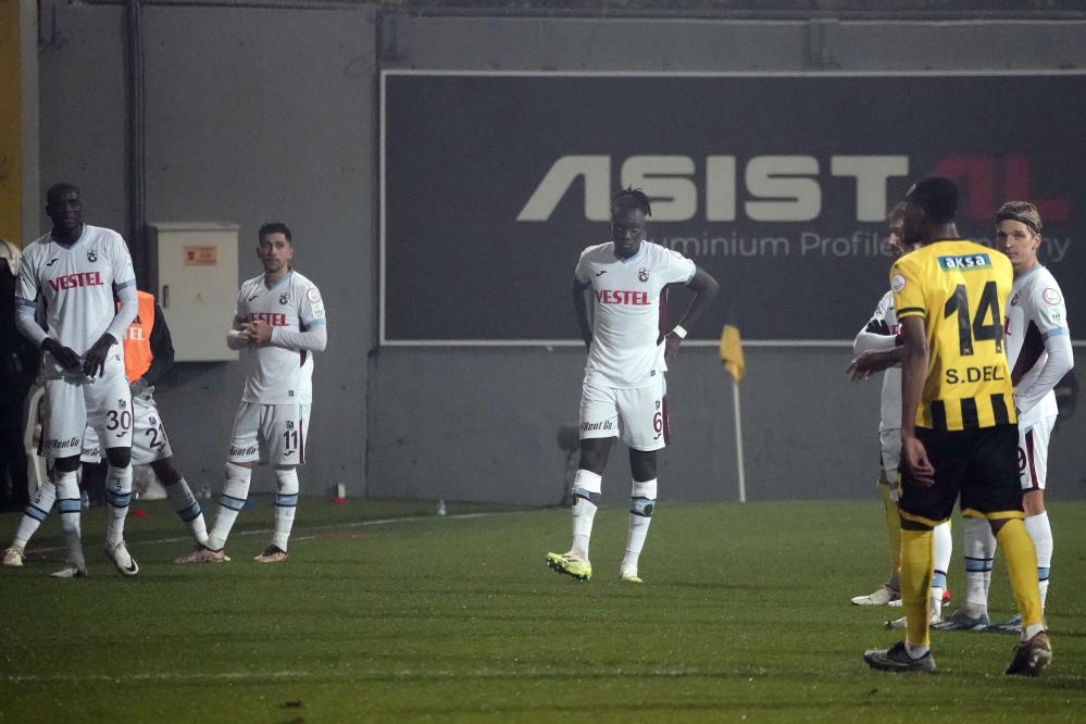 İstanbulspor Başkanı Ecmel Faik Sarıalioğlu, takımı sahadan çekti
