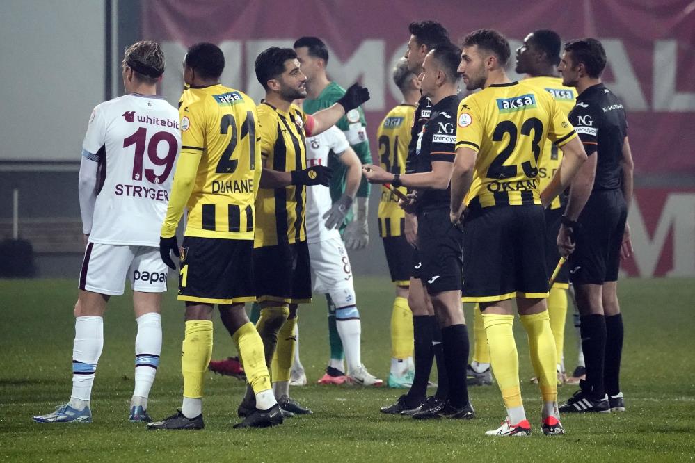 İstanbulspor Başkanı Ecmel Faik Sarıalioğlu, takımı sahadan çekti