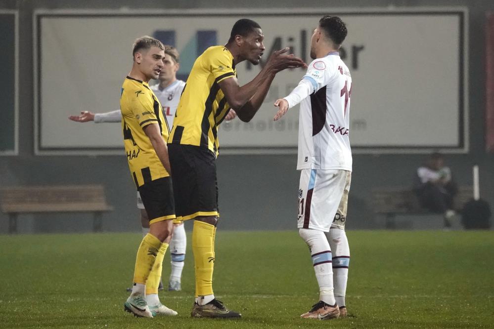 İstanbulspor Başkanı Ecmel Faik Sarıalioğlu, takımı sahadan çekti