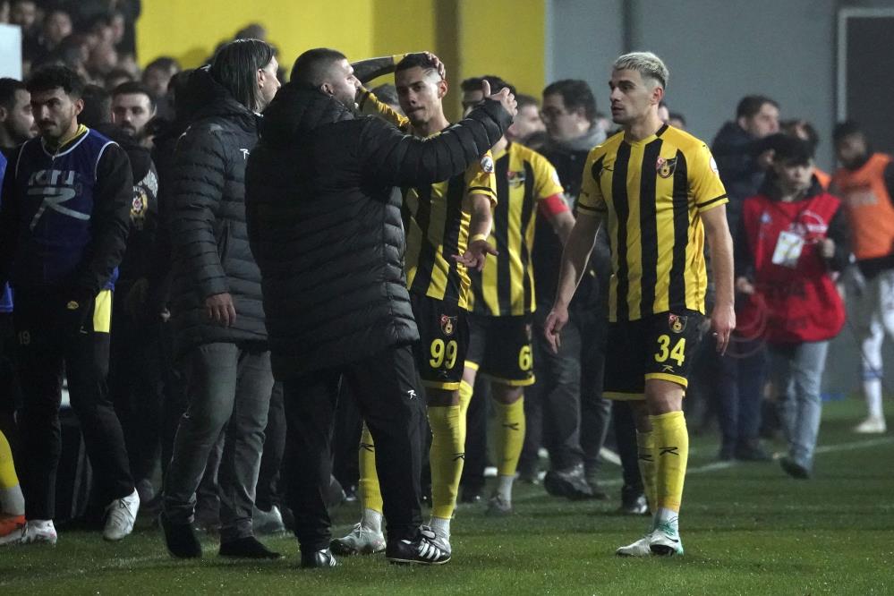 İstanbulspor Başkanı Ecmel Faik Sarıalioğlu, takımı sahadan çekti