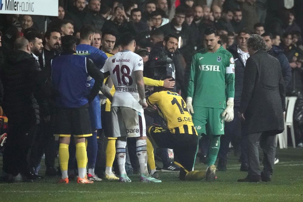 İstanbulspor Başkanı Ecmel Faik Sarıalioğlu, takımı sahadan çekti