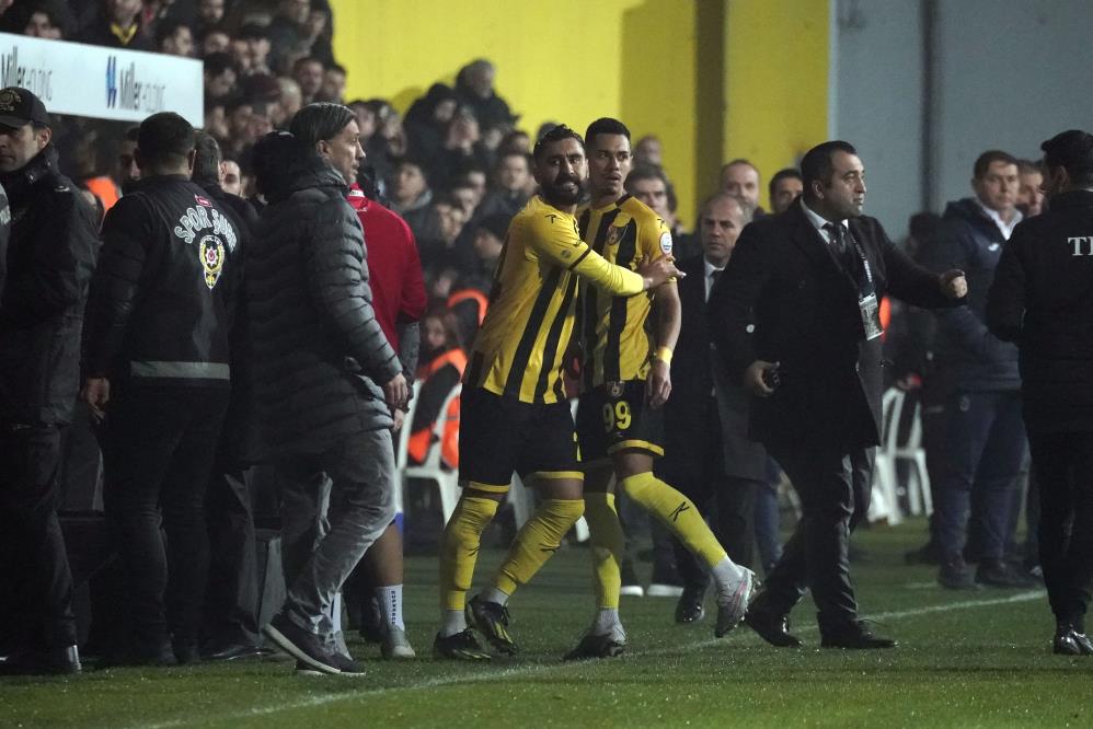 İstanbulspor Başkanı Ecmel Faik Sarıalioğlu, takımı sahadan çekti