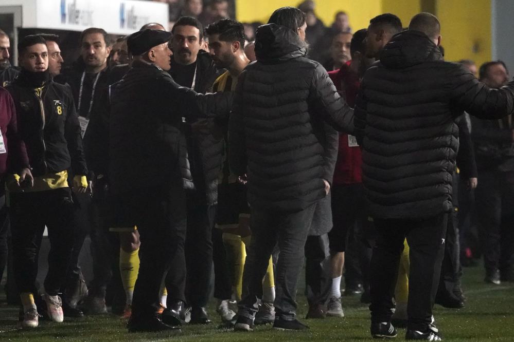 İstanbulspor Başkanı Ecmel Faik Sarıalioğlu, takımı sahadan çekti