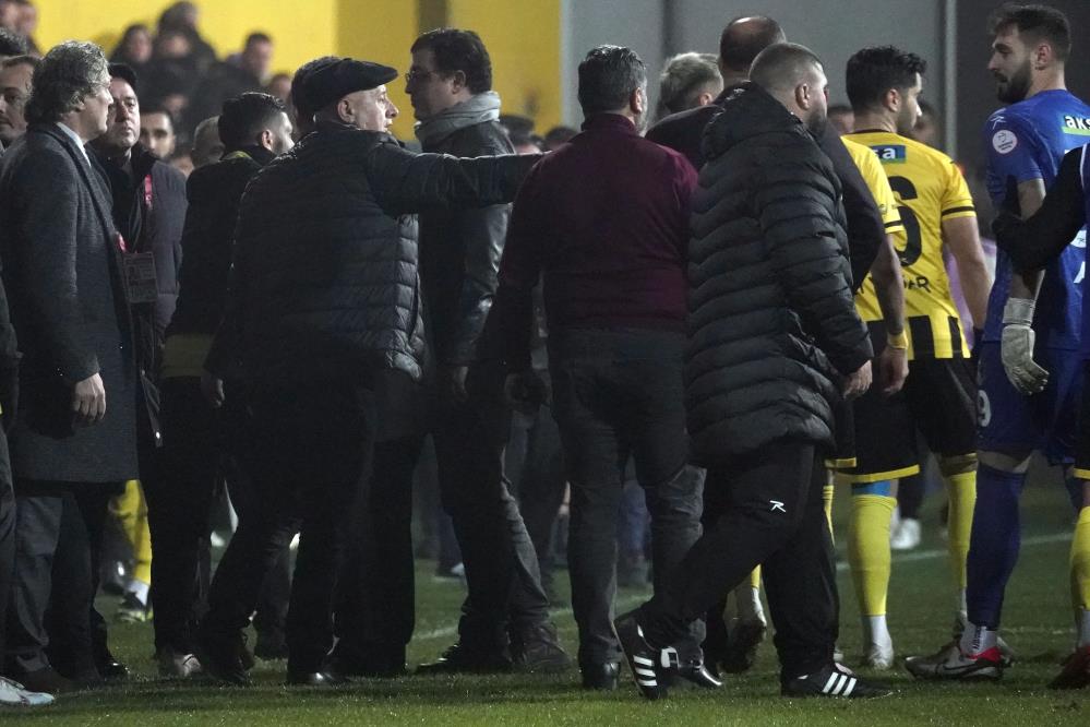 İstanbulspor Başkanı Ecmel Faik Sarıalioğlu, takımı sahadan çekti