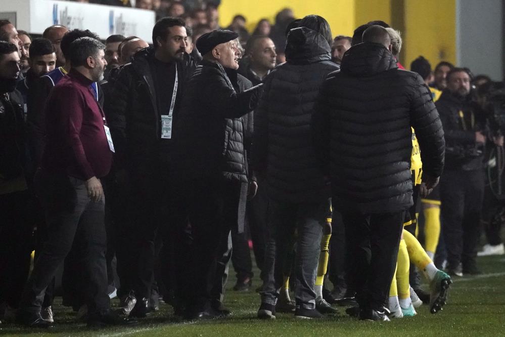 İstanbulspor Başkanı Ecmel Faik Sarıalioğlu, takımı sahadan çekti