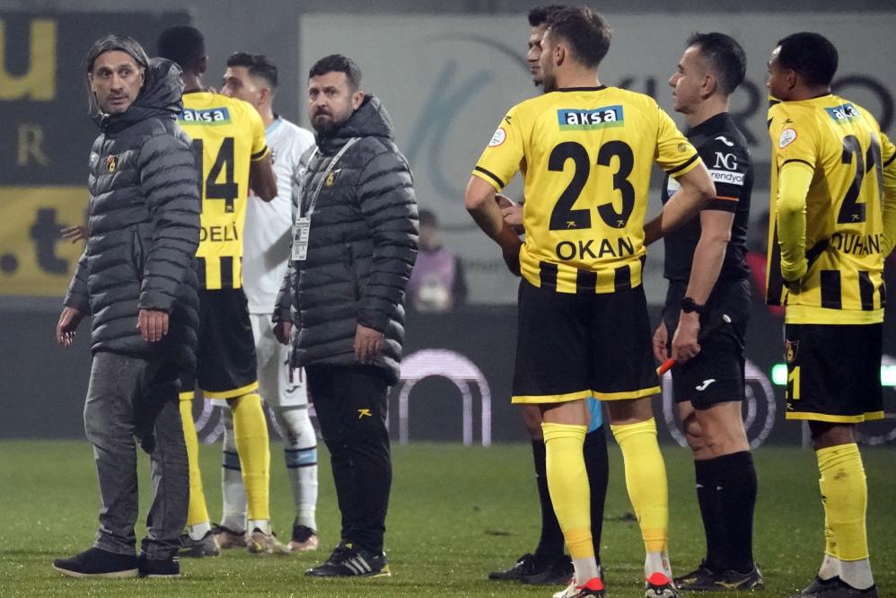 İstanbulspor Başkanı Ecmel Faik Sarıalioğlu, takımı sahadan çekti