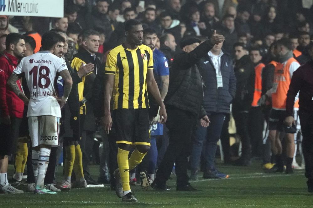 İstanbulspor Başkanı Ecmel Faik Sarıalioğlu, takımı sahadan çekti