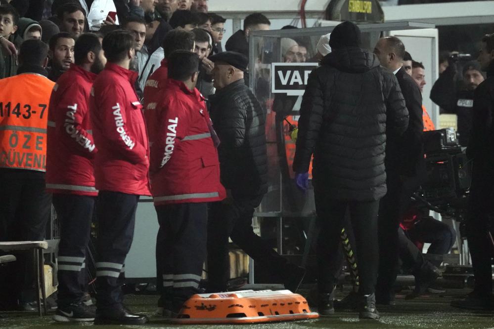 İstanbulspor Başkanı Ecmel Faik Sarıalioğlu, takımı sahadan çekti