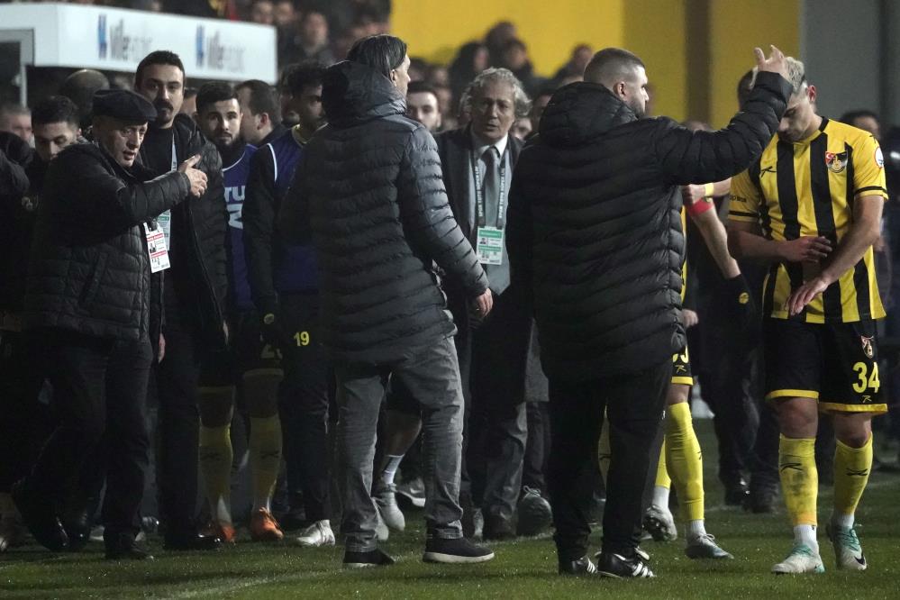 İstanbulspor Başkanı Ecmel Faik Sarıalioğlu, takımı sahadan çekti