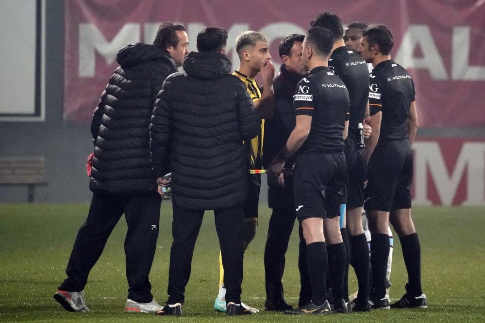 İstanbulspor Başkanı Ecmel Faik Sarıalioğlu, takımı sahadan çekti