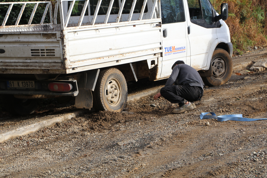 Mahalleye giden 2 ayrı yolda da doğalgaz çalışması olunca mahalle sakinleri mağdur oldu