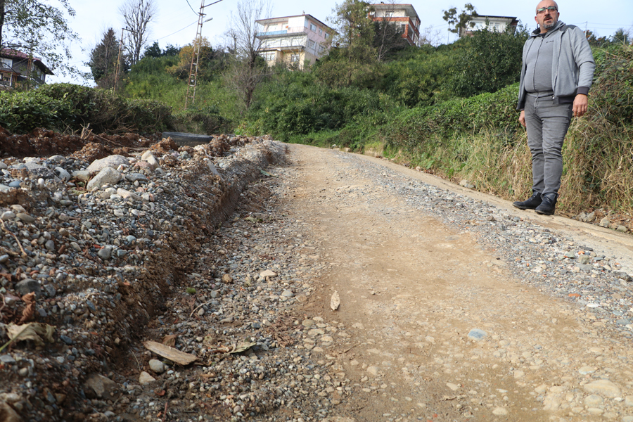 Mahalleye giden 2 ayrı yolda da doğalgaz çalışması olunca mahalle sakinleri mağdur oldu