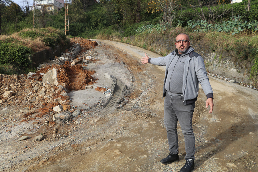 Mahalleye giden 2 ayrı yolda da doğalgaz çalışması olunca mahalle sakinleri mağdur oldu
