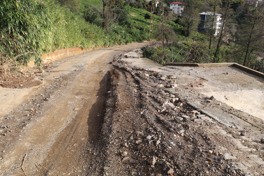 Mahalleye giden 2 ayrı yolda da doğalgaz çalışması olunca mahalle sakinleri mağdur oldu