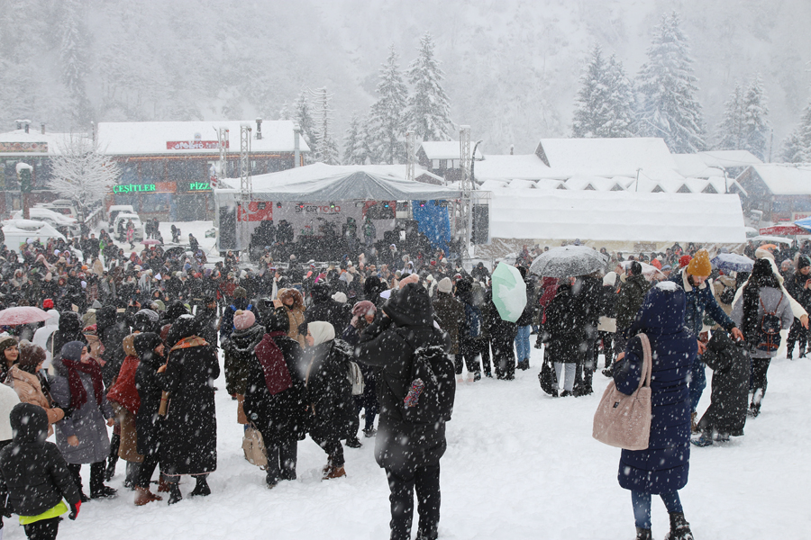 16. Ayder Kardan Adam Festivali renkli görüntülerle başladı