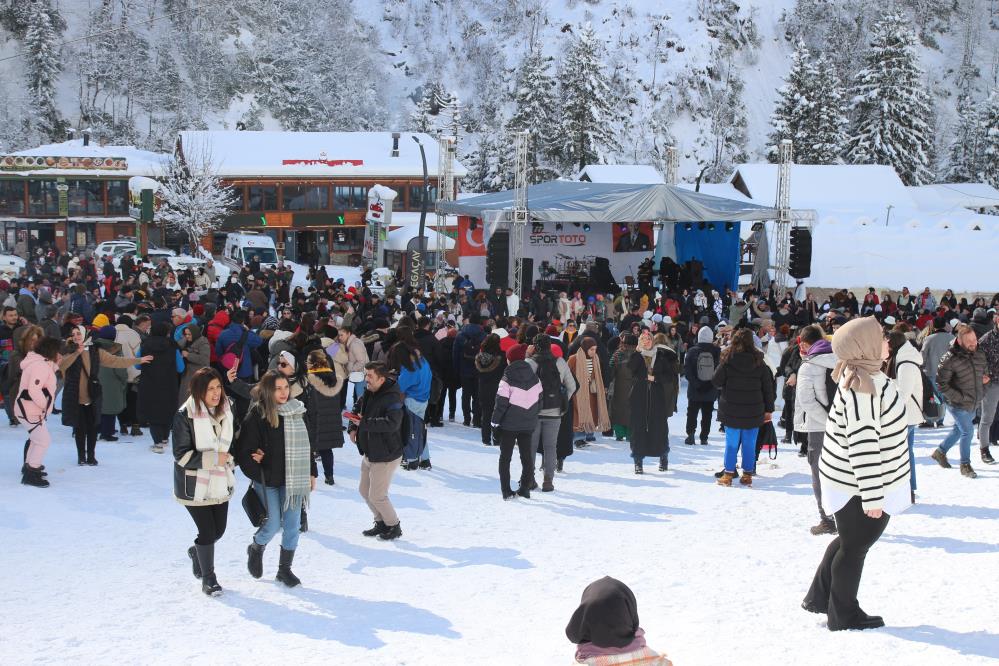 16. Ayder Kardan Adam Festivali renkli görüntülerle başladı