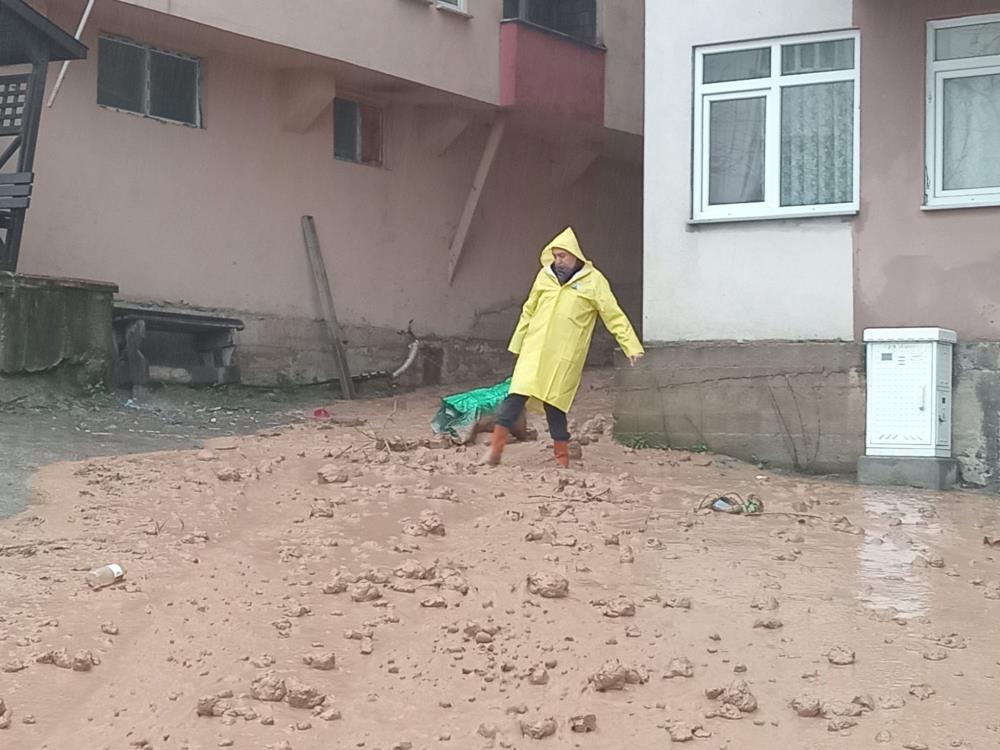 Artvin’de şiddetli yağışlar su taşkınlarına ve heyelanlara neden oldu