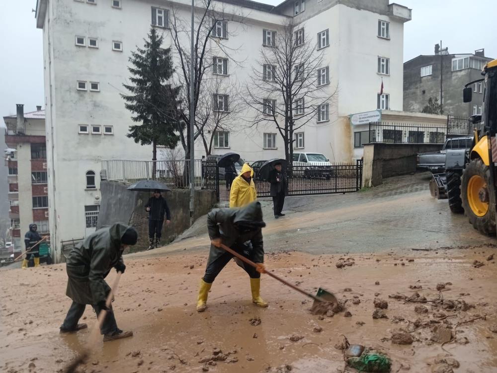 Artvin’de şiddetli yağışlar su taşkınlarına ve heyelanlara neden oldu