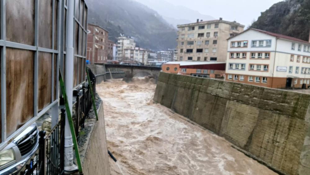 Artvin’de şiddetli yağışlar su taşkınlarına ve heyelanlara neden oldu
