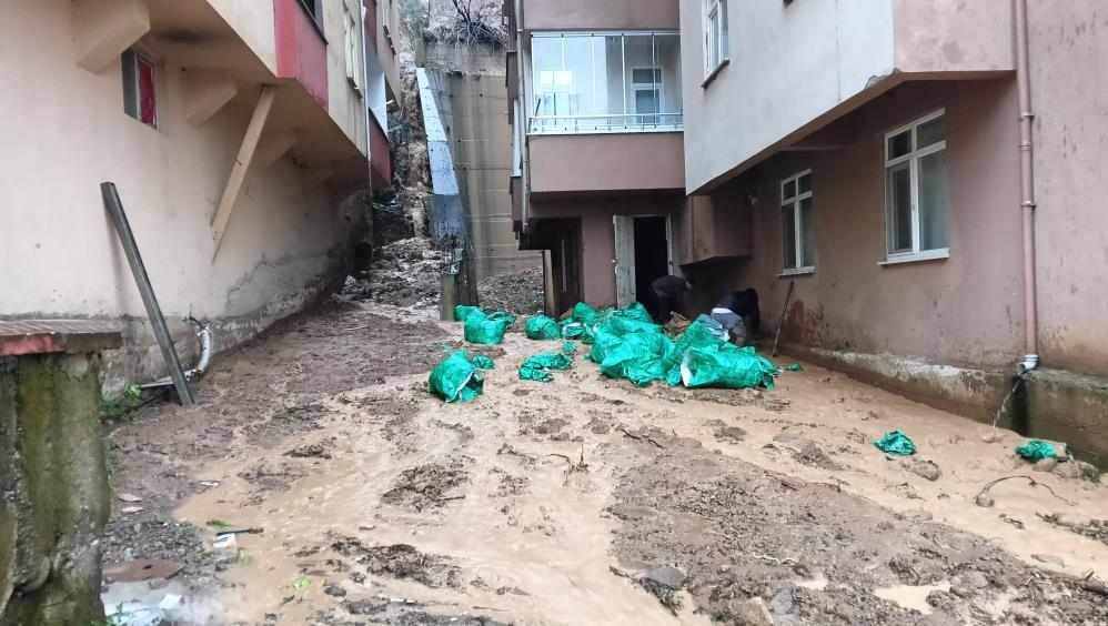 Artvin’de şiddetli yağışlar su taşkınlarına ve heyelanlara neden oldu