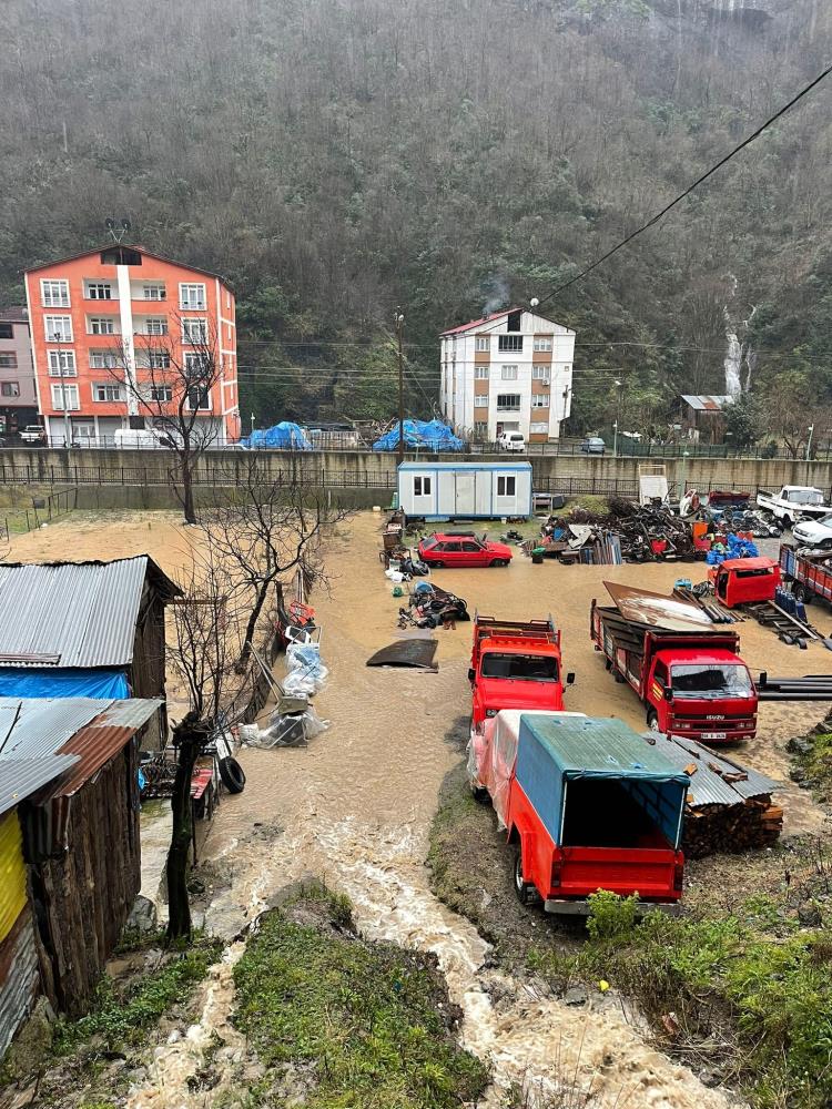 Artvin’de şiddetli yağışlar su taşkınlarına ve heyelanlara neden oldu
