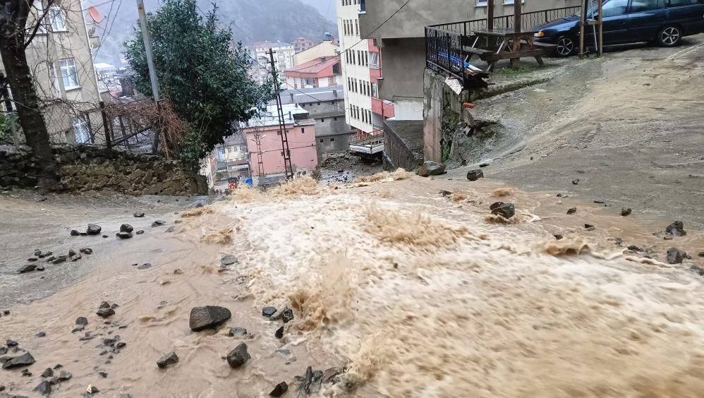 Artvin’de şiddetli yağışlar su taşkınlarına ve heyelanlara neden oldu
