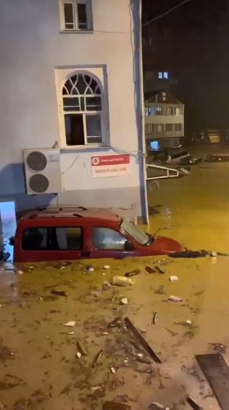 Artvin’de şiddetli yağışlar su taşkınlarına ve heyelanlara neden oldu
