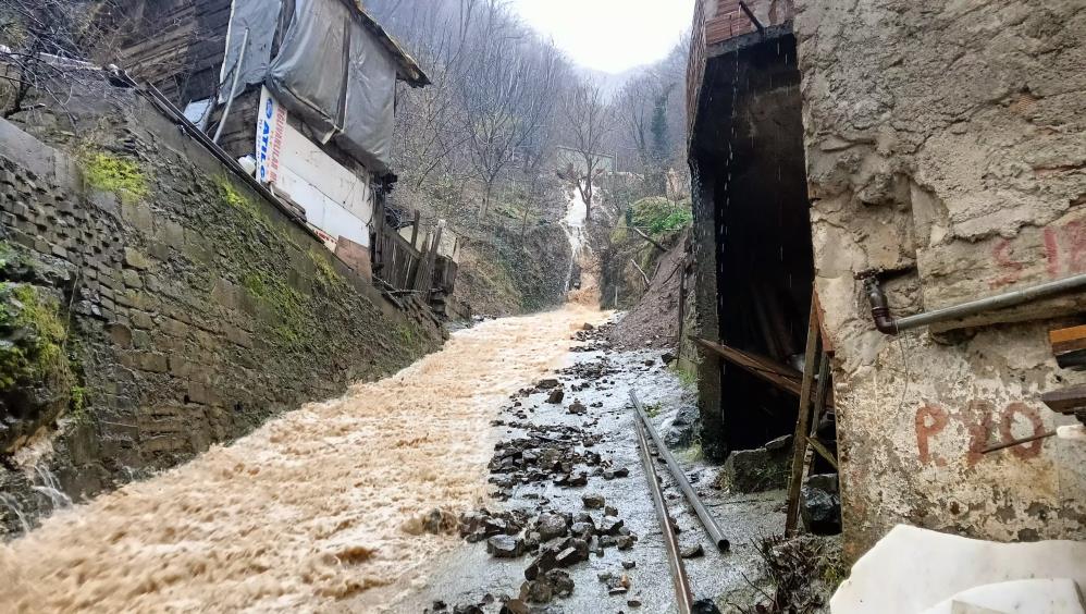 Artvin’de şiddetli yağışlar su taşkınlarına ve heyelanlara neden oldu