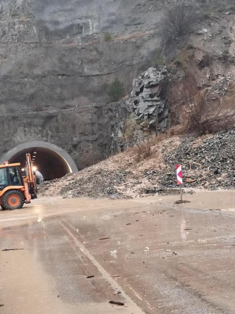 Artvin’de şiddetli yağışlar su taşkınlarına ve heyelanlara neden oldu