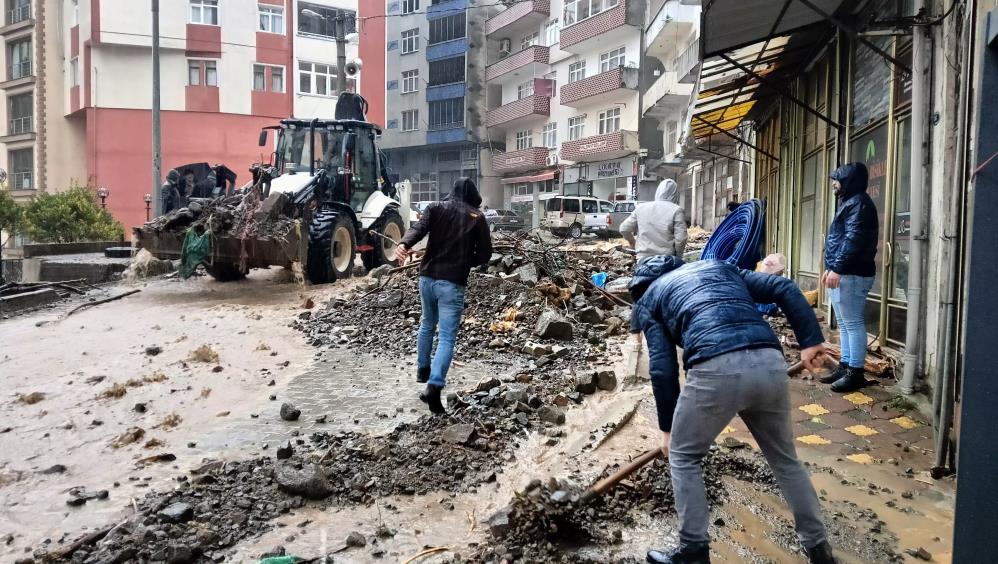 Artvin’de şiddetli yağışlar su taşkınlarına ve heyelanlara neden oldu