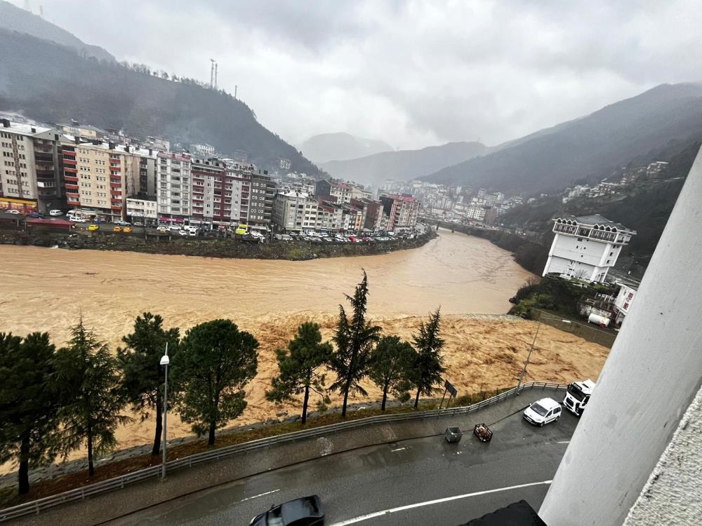 Artvin’de şiddetli yağışlar su taşkınlarına ve heyelanlara neden oldu
