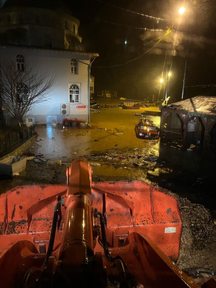 Artvin’de şiddetli yağışlar su taşkınlarına ve heyelanlara neden oldu