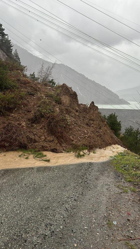 Artvin’de şiddetli yağışlar su taşkınlarına ve heyelanlara neden oldu