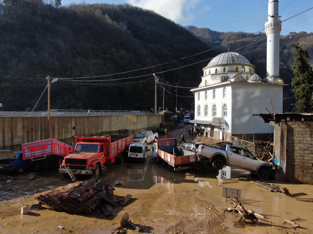 Artvin’de şiddetli yağışlar su taşkınlarına ve heyelanlara neden oldu