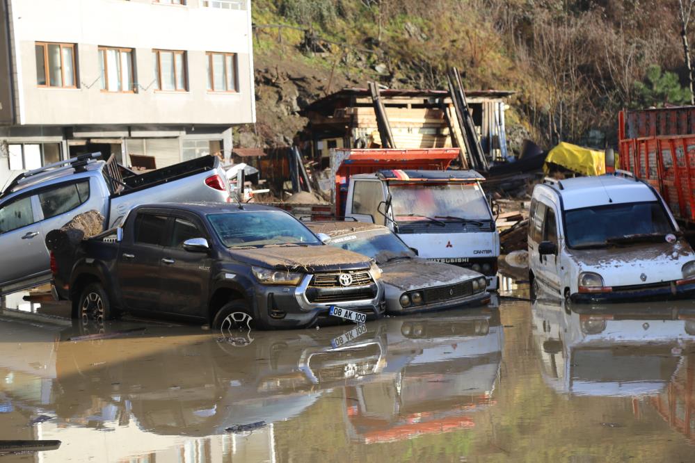 Artvin’de şiddetli yağışlar su taşkınlarına ve heyelanlara neden oldu