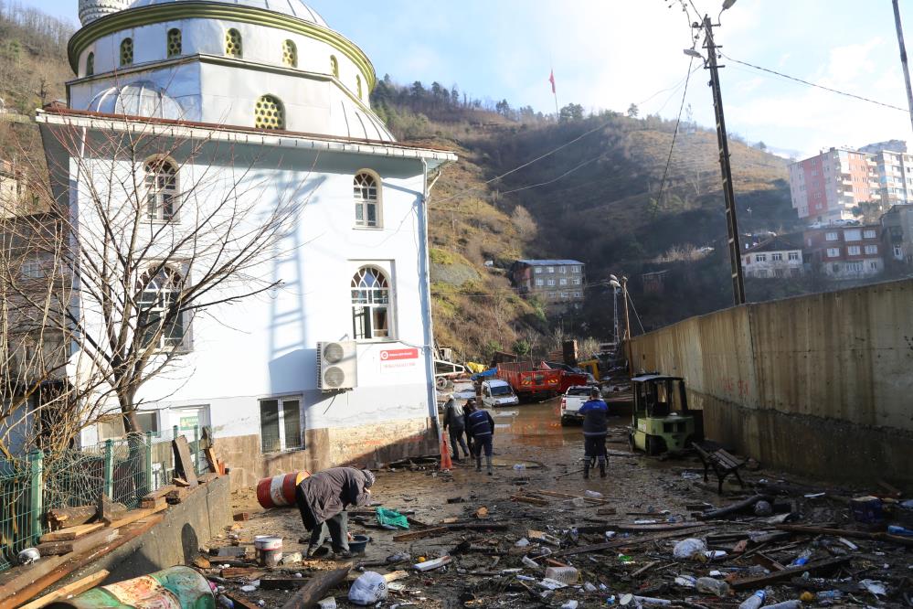 Artvin’de şiddetli yağışlar su taşkınlarına ve heyelanlara neden oldu