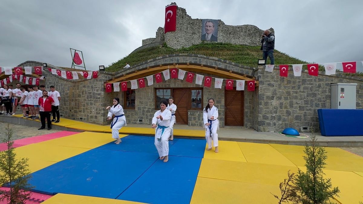 Tarihi Ciha Kalesi'nde 19 Mayıs