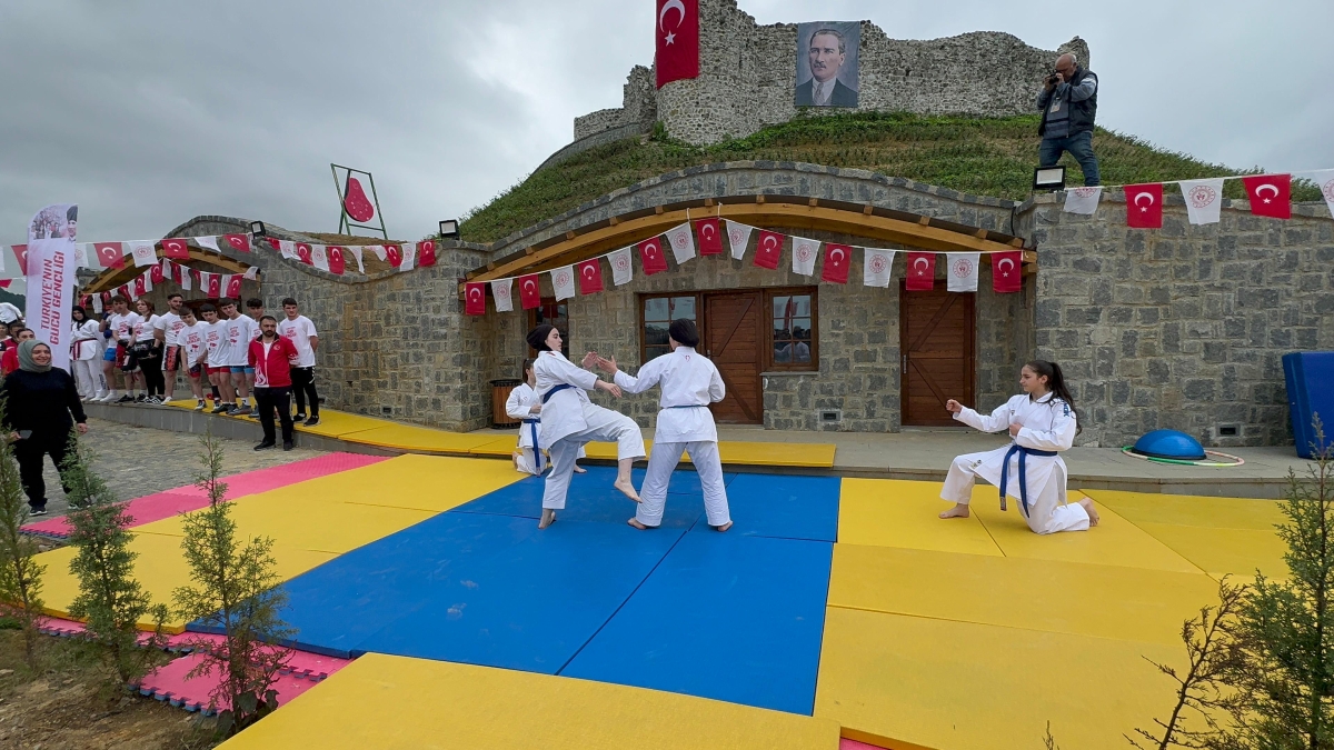 Tarihi Ciha Kalesi'nde 19 Mayıs