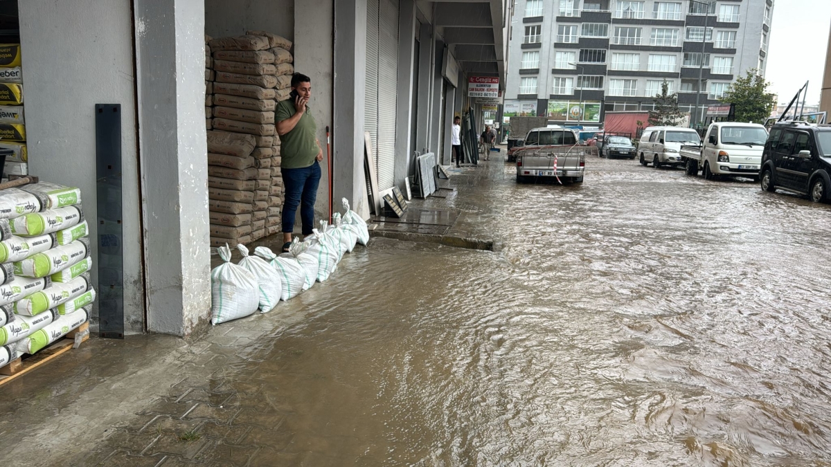 Karadeniz Sahil Yolu göle döndü