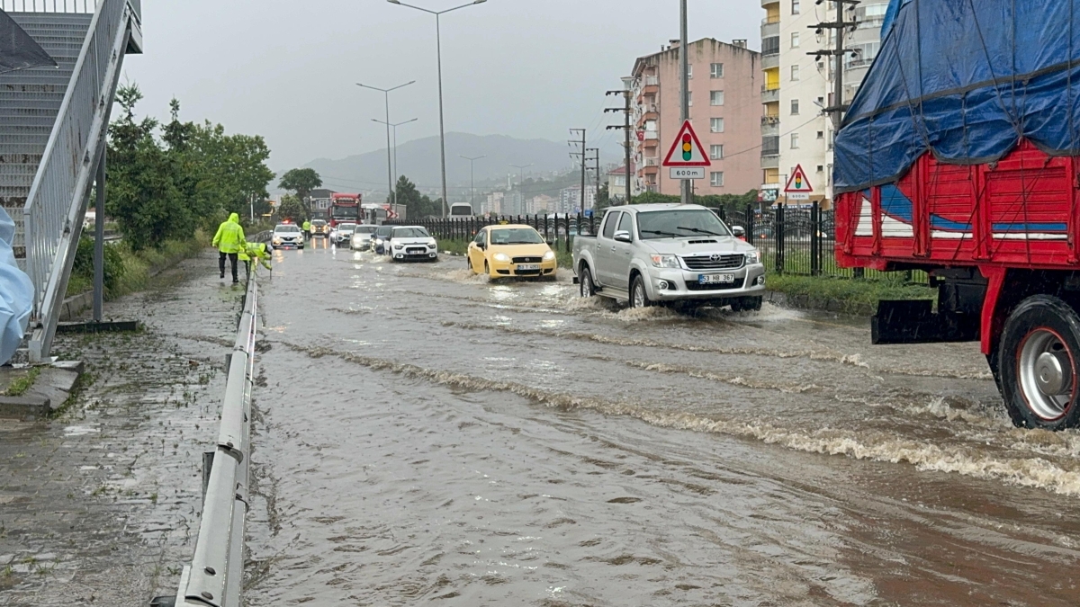 Karadeniz Sahil Yolu göle döndü