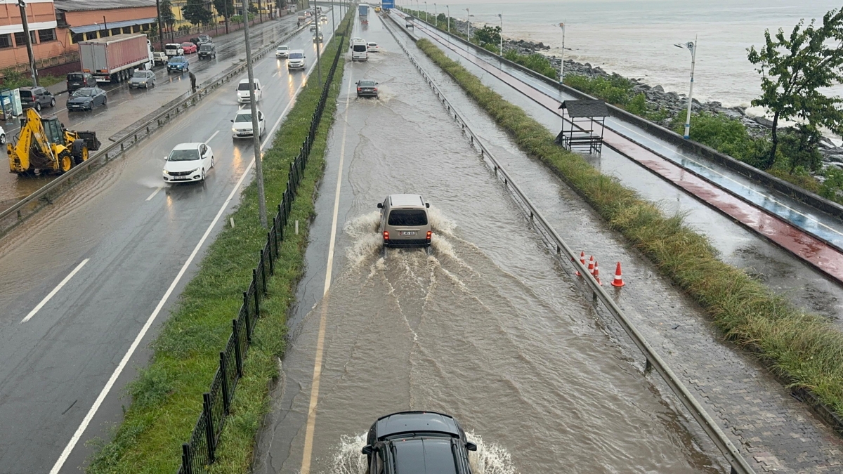 Karadeniz Sahil Yolu göle döndü