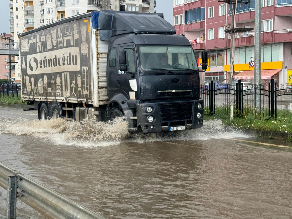 Karadeniz Sahil Yolu göle döndü